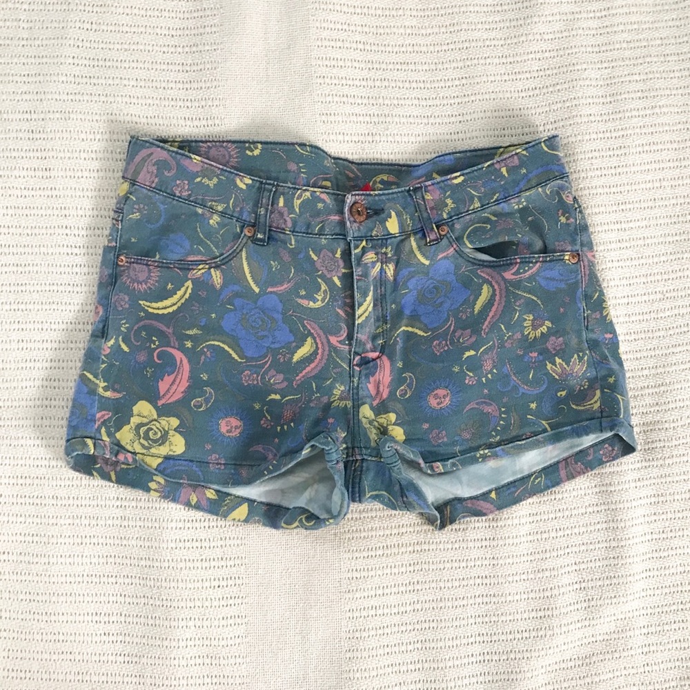 🌸 H&M FLORAL SHORTS